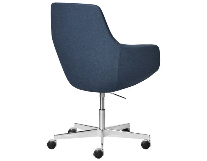 Fritz Hansen Little Giraffe Chair With 5 Star Base - Image 2