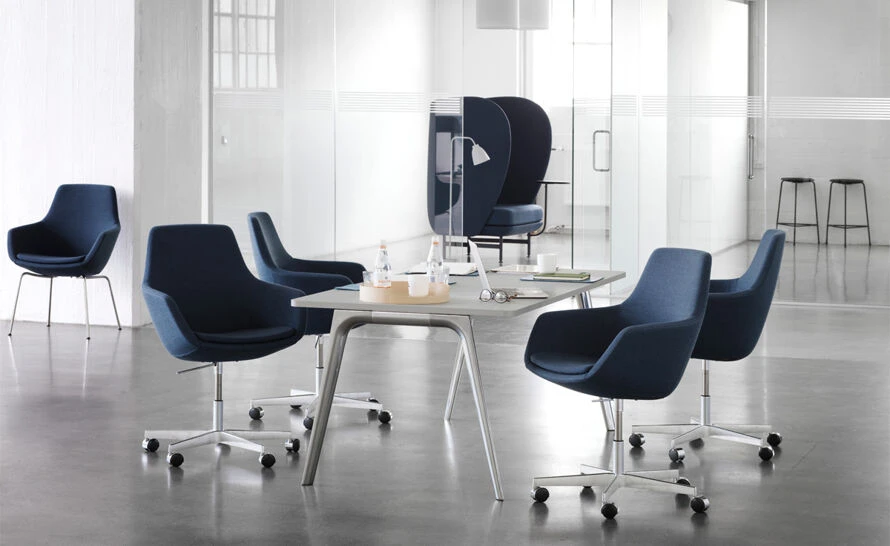 Fritz Hansen Little Giraffe Chair With 5 Star Base - Image 4